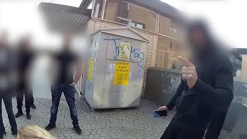 Här omringas svensk polis av gängkriminella - vägrar backa undan