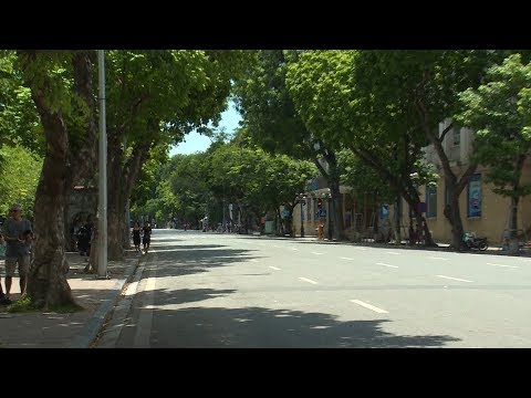 Video Nắng nóng gay gắt, phố đi bộ Hồ Gươm vắng khách - youtube