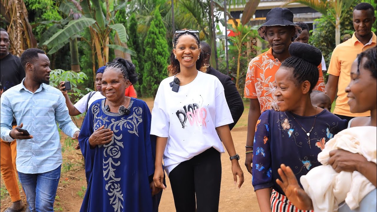 Spice Diana akyalideko mama wa Mose Radio . Asasamaza ekitundu