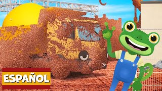 Camiones de construcción embarrados | Garaje de Gecko | Carros para niños | Vídeos educativos