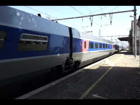 Passage d'un TGV en gare de Berre l'Etang (Marseille-Miramas).