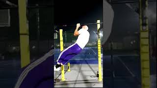 62 года. Подтягивания одной  Pull up by one hand at 62 years old Супер упражнение от деда #gym