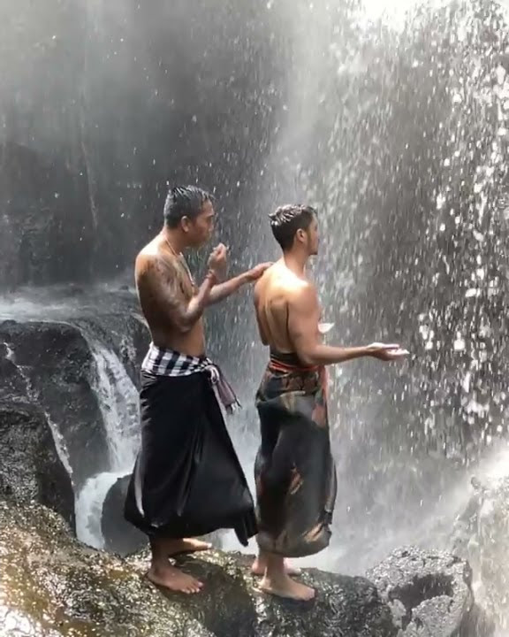 Dua sejoli lagi bersihin diri siraman  air terjun di Bali 🙏