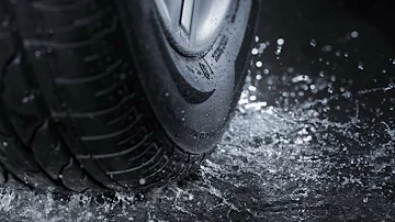 ¿Tocan los neumáticos la carretera cuando tu coche hace hidroplaneo?