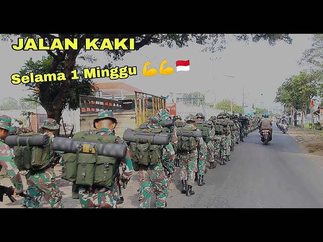 TNI AD || Merinding Bernyanyi Sambil Berjalan Kaki class=