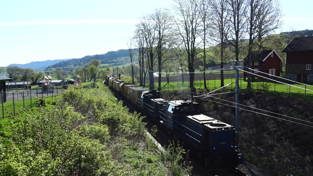 Grenland Rail m spor omleggings toget passerer ved Storsand Gård på vei mot Vikhammer.