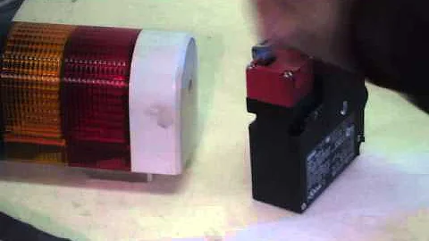 OMRON D4NL-1AFA-B Small Guard Lock Safety Door Switch　動作確認