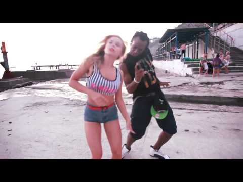 გოგონების სექსუალური ცეკვა ქუჩებში (ვიდეო)