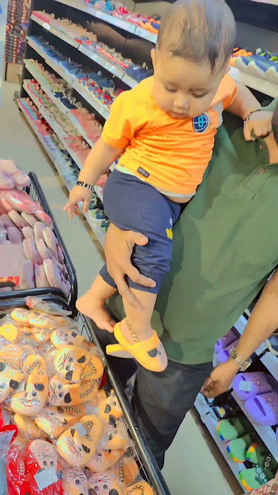 Child tries to wear slippers #select #trying #marketing #shopping #cute