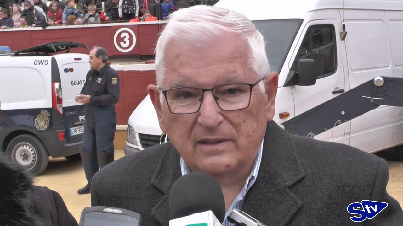 Exhibición de la unidad de guías caninos y los TEDAX en la Plaza de Toros