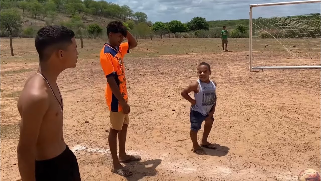 DESAFIO DO TRAVESSÃO - QUEM PERDER VAI SAIR NA RUA VESTIDO DE MULHER