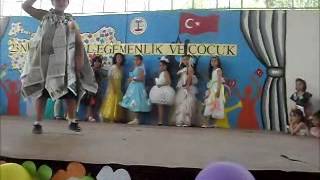 Medine Türk Okulu Atık Madde Defilesi Ülkü Nalbat Hoca Ve Öğrencileri