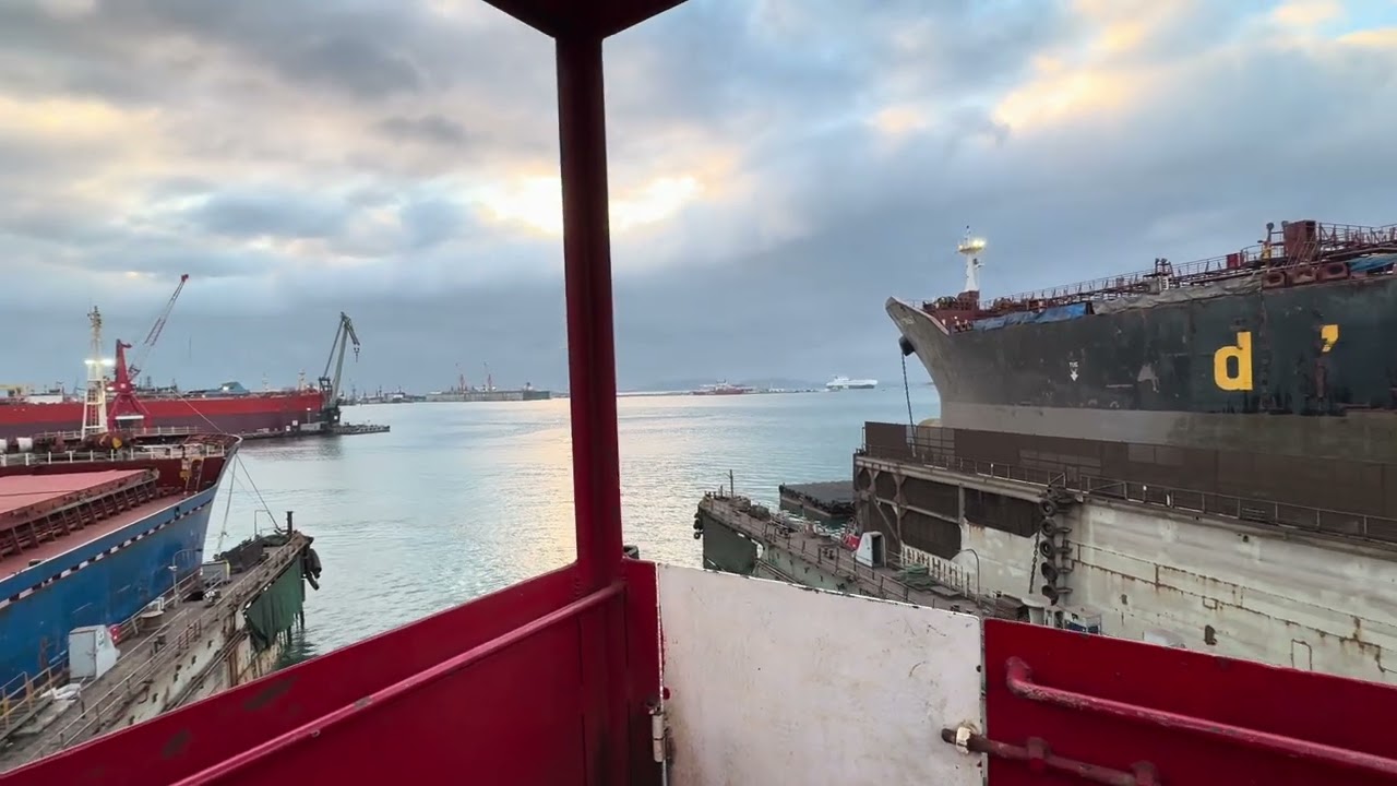 I'm getting off the ship with a crane#crane #ship 