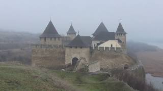 Хотинська фортеця і Хотинський замок.