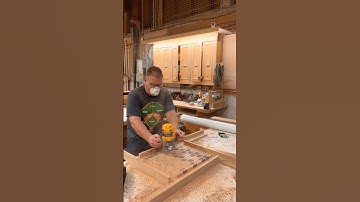 Making a juice groove on an end-grain cutting board. #woodworking #router