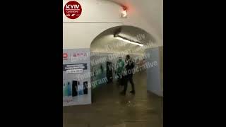 В киевском метро шваброй потушили огонь