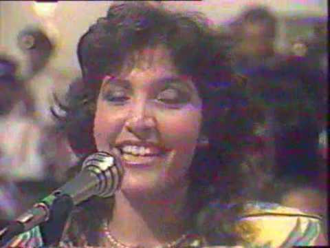 مدحت صالح ونادية مصطفى يغنون لمبارك نعم نعم