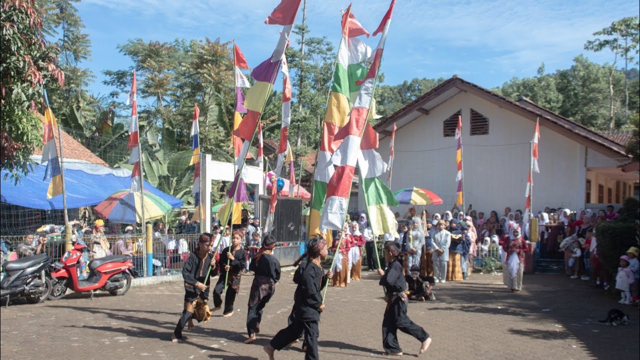 Suasana Haru Sungkeman Paturay Tineung Perpisahan Sekolah, Upacara Adat Khas Sunda