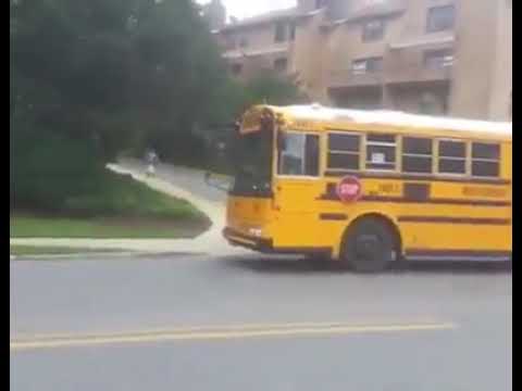 ماذا يحدث عند توقف باص المدرسة في كندا