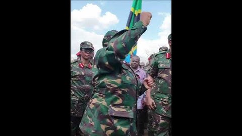 RAIS SAMIA AKIIMBA KWA UKAKAMAVU NA WANAJESHI WA JWTZ
