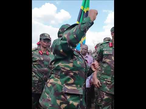 RAIS SAMIA AKIIMBA KWA UKAKAMAVU NA WANAJESHI WA JWTZ