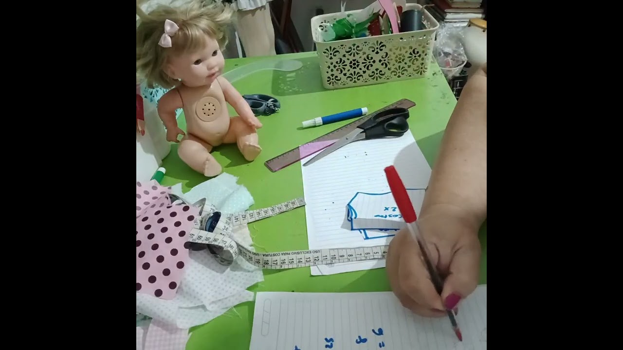 Como modelar roupa para qualquer boneca, vestido e short.