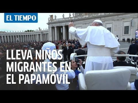 El papa Francisco lleva a niños migrantes en su papamóvil | EL TIEMPO