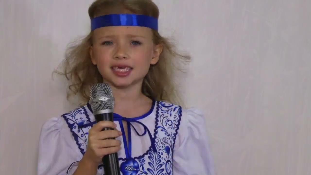 Песня девочка 6. Подросток с гитарой. Гитара для детей. Песня девочка 6. Поет сонечка гончарова.