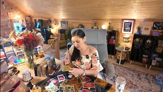 картинка: Телец ♉ Пятерка Пентаклей 🎴 Карта Таро недели 🎴 05 - 11 октября 2025 г.
