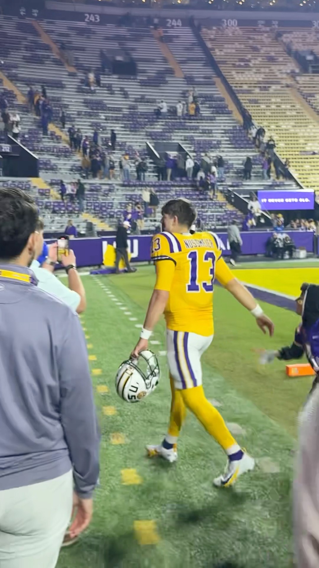 LSU FOOTBALL QB GARRETT NUSSMEIER SHOWS LOVE TO YOUNG FAN ?❤️