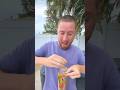 Ce garçon est en train de manger une gelée quand une fille le voit. Juste au moment où il allait la