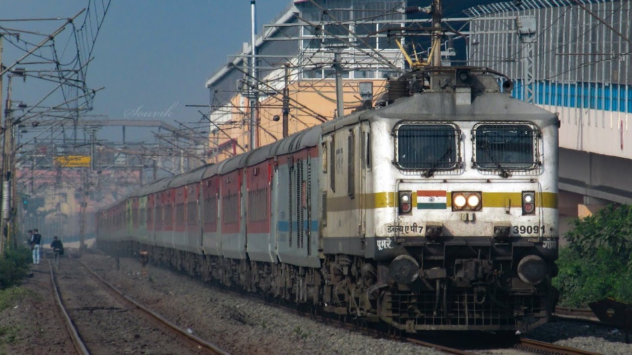 Wap7 Rajdhani Gomoh WAP7 with Sealdah Rajdhani Special - YouTube