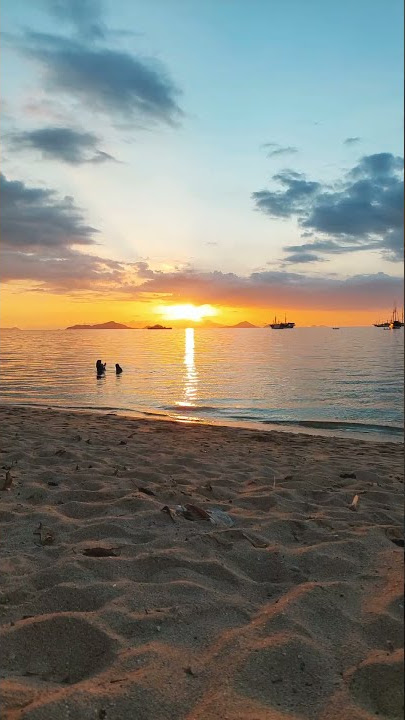 lamunan senja, ukhti-ukhti cantik mandi di pantai. cerita dari labuan bajo 😉✌🏽