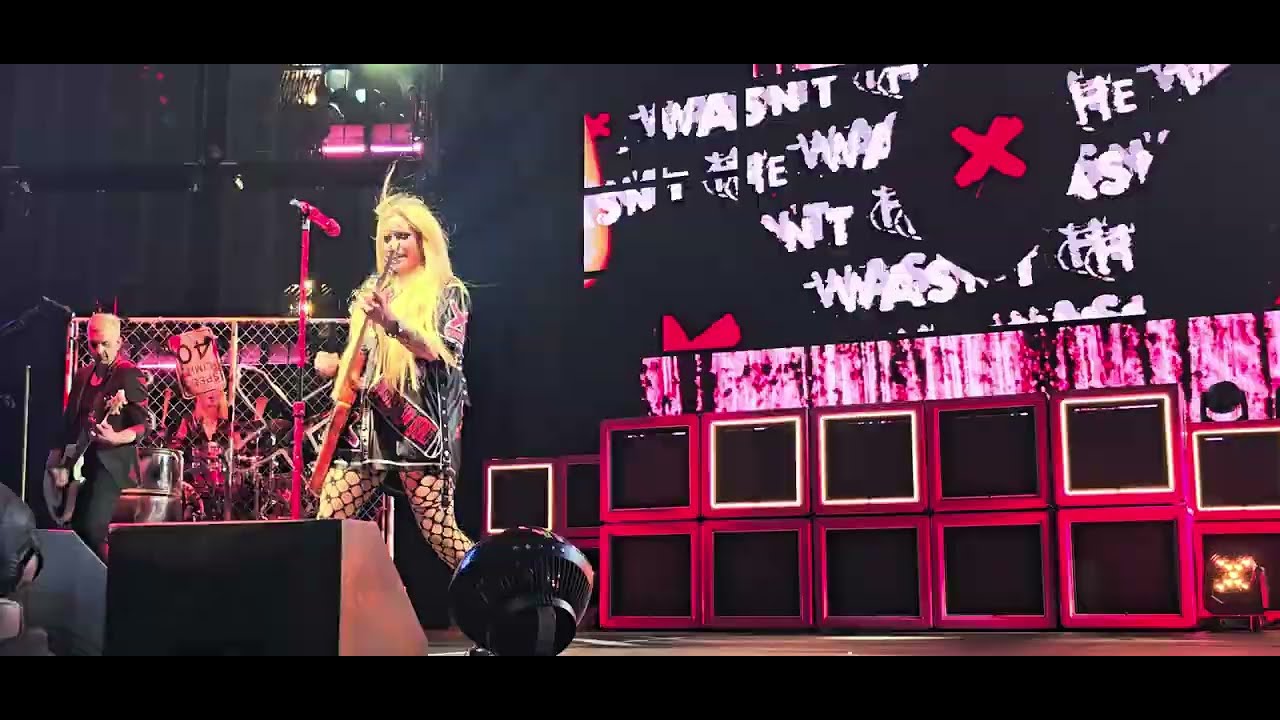 Avril Lavigne - Greatest Hits Tour 2024 live in Vancouver  - 07 - He Wasn't