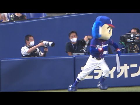 森本カメラマンと話していたらメンバー表交換が始まっていて焦りマックスなドアラ (2022/07/03)
