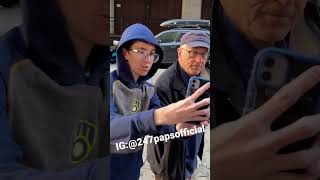 Robert Deniro Does a rare stop in New York City signs and takes a photo with a fan #robertdeniro