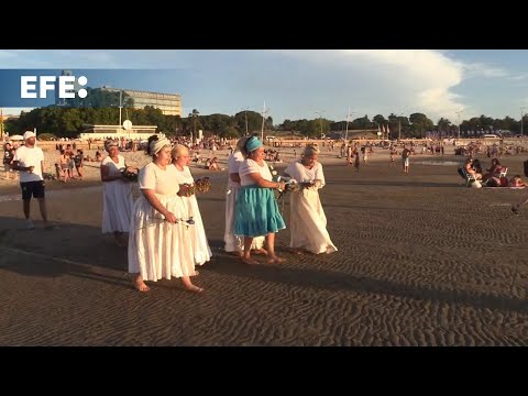 La playa de Montevideo se llena de las ofrendas y pedidos a Iemanjá