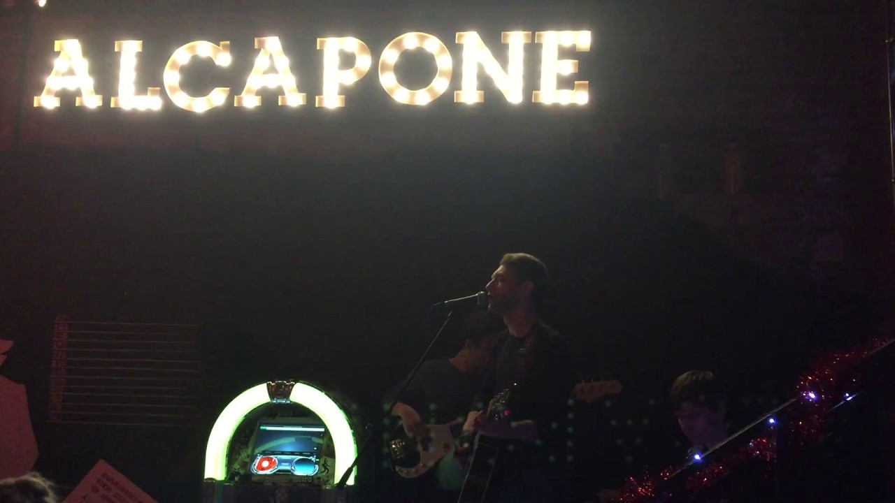 На сцене Al Capone Bar Spb, кавер группа "Один на один"