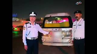 صدمة في الشارع مدير المرور العام عدي الحساني يستغرب من سائق سحب منتسب مرور من رقب ته ورماه بالشارع