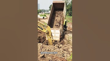 TRUK HINO 500 MENURUNKAN LUMPUR HASIL GALIAN NORMALISASI KALI MATI DENGAN EXCAVATOR #shorts