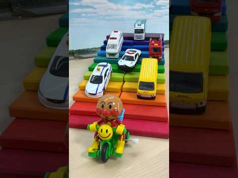 迫力の走行音!レインボー階段をトミカ はたらくくるま 6台のミニカーが走行! #shorts #トミカ #はたらくくるま @OmotyaRanger