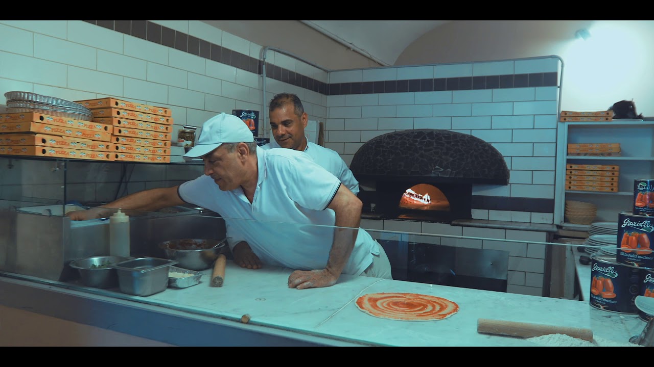 طريقة عمل البيتزا المارجريتا الايطالية فى الفرن الخشب من داخل مطعم ايطالى