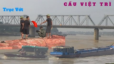 Chuẩn bị trục vớt tầu cát bị lật trên sông lô dưới gầm cầu việt trì 