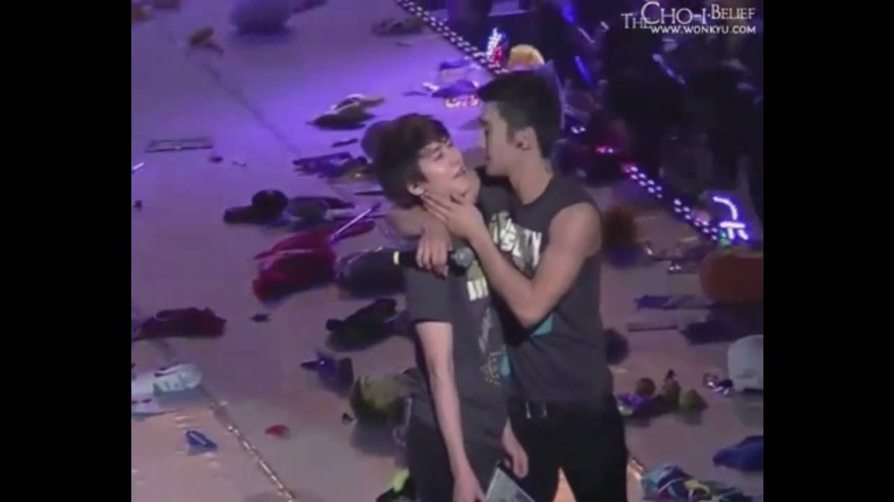 101113 SS3 in Nanjing Kyuhyun & Siwon Love (Wonkyu kissing each other, holding hands)