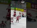 À UNE MAIN, SVP! Quelle passe de Sidney Crosby! 🔥🍎 #IIHF