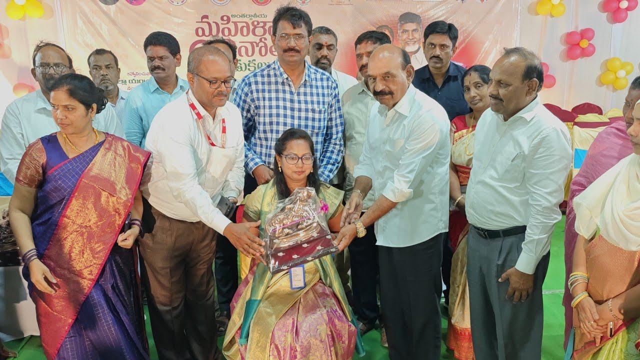 అంతర్జాతీయ మహిళా దినోత్సవ సందర్భంగా మహిళలను ఘనంగా సన్మానించిన మంత్రి NMD ఫరూక్ 