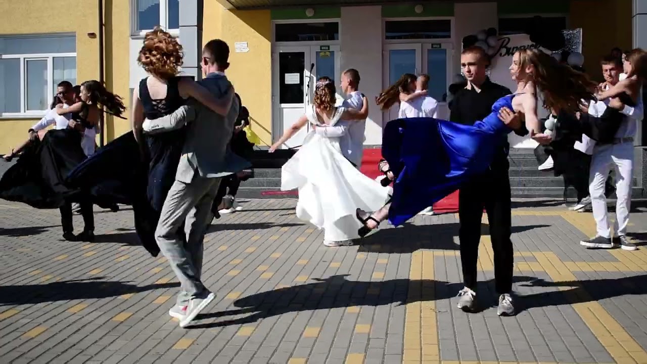 Випуск одинадцятого класу 2023-2024 навчального року. Вальс випускників