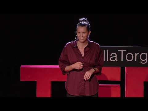 Anna Blixt speaking on the TEDx stage in Malmö