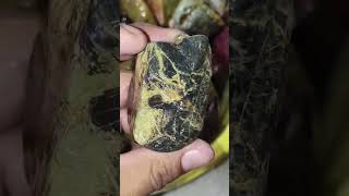 Hermosa pieza negra con betas verdes #minerals #preciousstones #piedraspreciosas #jadeite