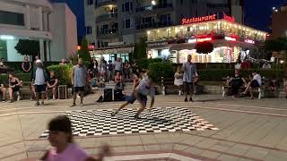 Брейк-данс на площади в Primorsko, breakdancing on the square